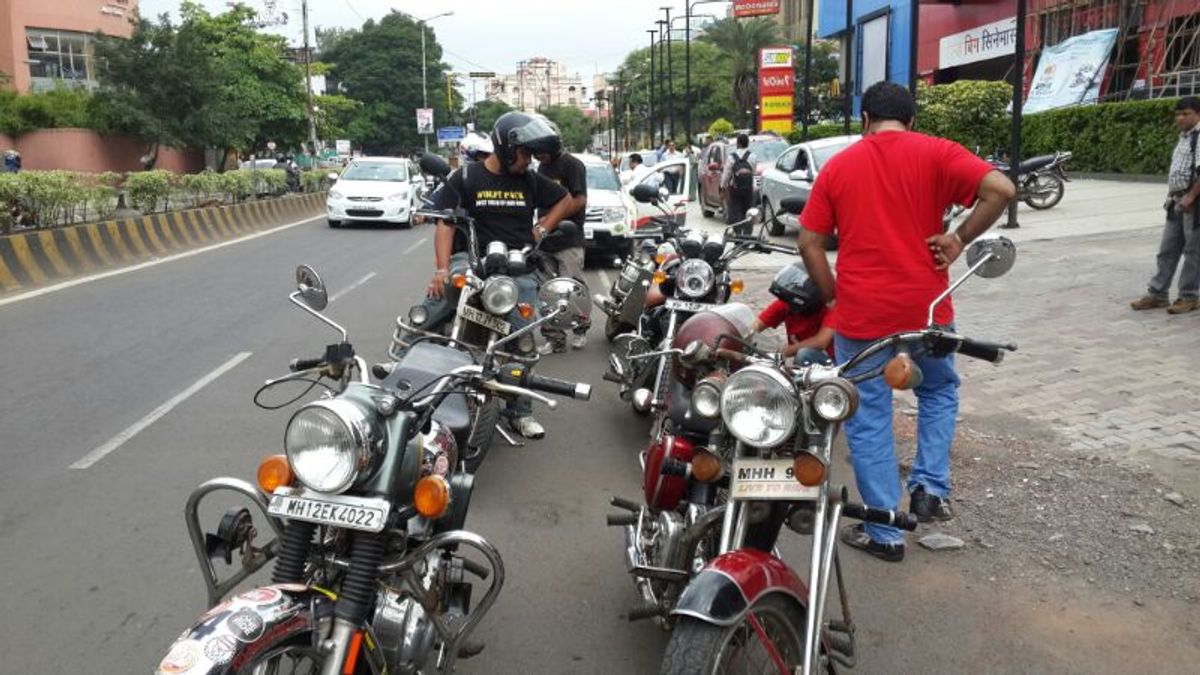 Sathyabhama Unicersity Students on their motorbikes 